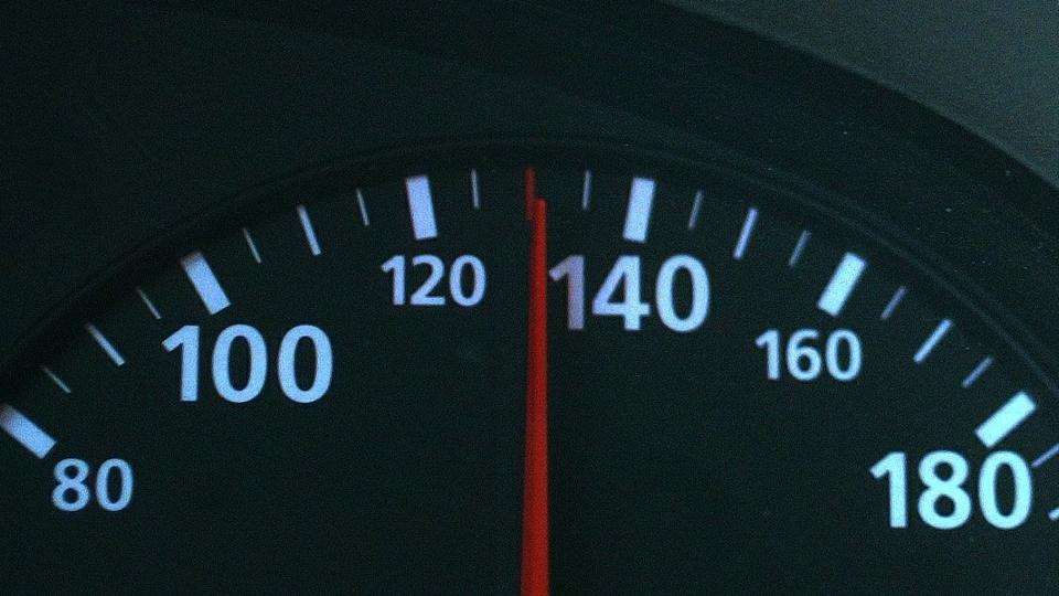 Speedometernålen passerede 130 og nåede helt op på 170 km/t, da politiet målte bilistens hastighed. Arkivfoto: Grete Dahl