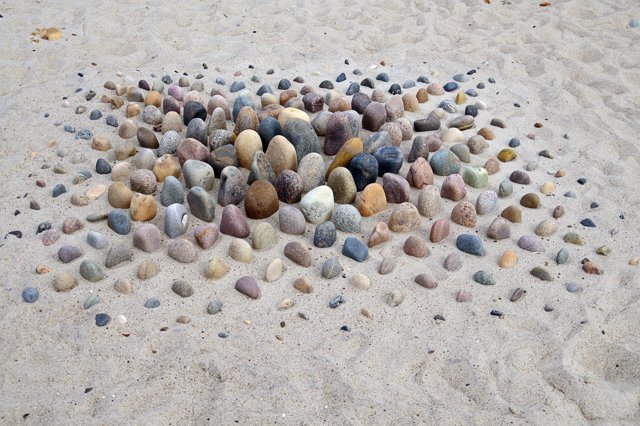 En masse sten samlet i et symmetrisk værk holdt i naturens farver. Foto: Carsten Nielsen