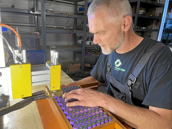 René Sørensen i gang med at lave et lithiumbatteri. Foto: Jesper Bøss