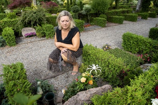 Anne Lauth sidder ved sin mors gravsted og iagttager den tomme vase. Foto: Henrik Louis <i>Foto:Henrik Simonsen</i>