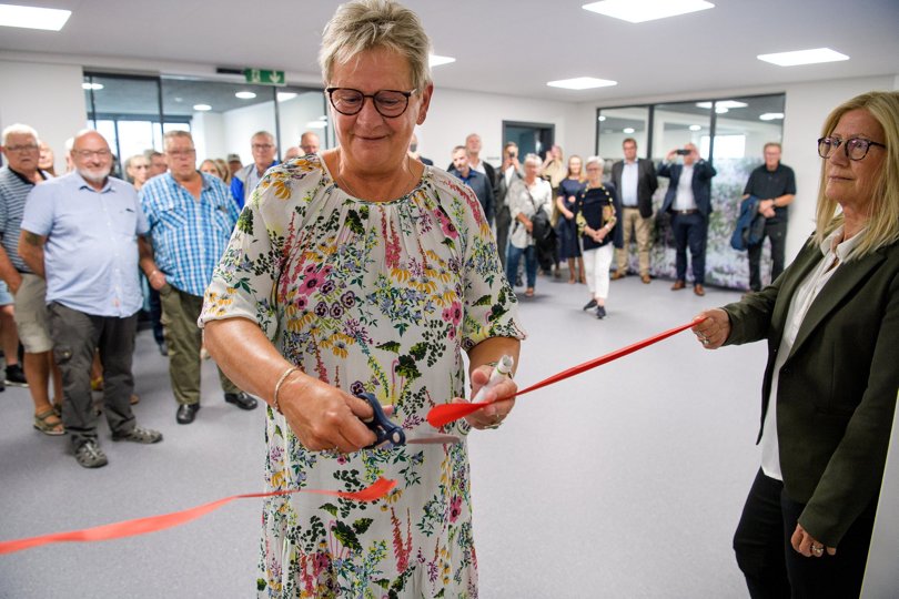 Borgmester Ulla Vestergaard førte saksen, mens to udvalgsformænd, Ida Pedersen og Esben Oddershede holdt i hver sin ende af den røde snor.