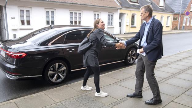 Social- og ældreministeren blev taget godt imod af borgmester Mikael Klitgaard (V), og selvom ministeren havde et presset program, varede besøget en god time. Foto: Henrik Louis <i>Foto:Henrik Simonsen</i>