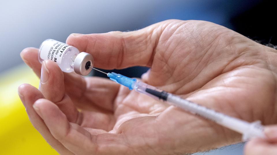 Danmark sendte sidste år 500.000 doser af den kasserede vaccine Astra Zeneca til Ukraine, der har Europas laveste vaccine-tilslutning. Nu kan flygtninge blive vaccineret i Danmark. Arkivfoto: Lars Pauli <i>Foto: Lars Pauli</i>