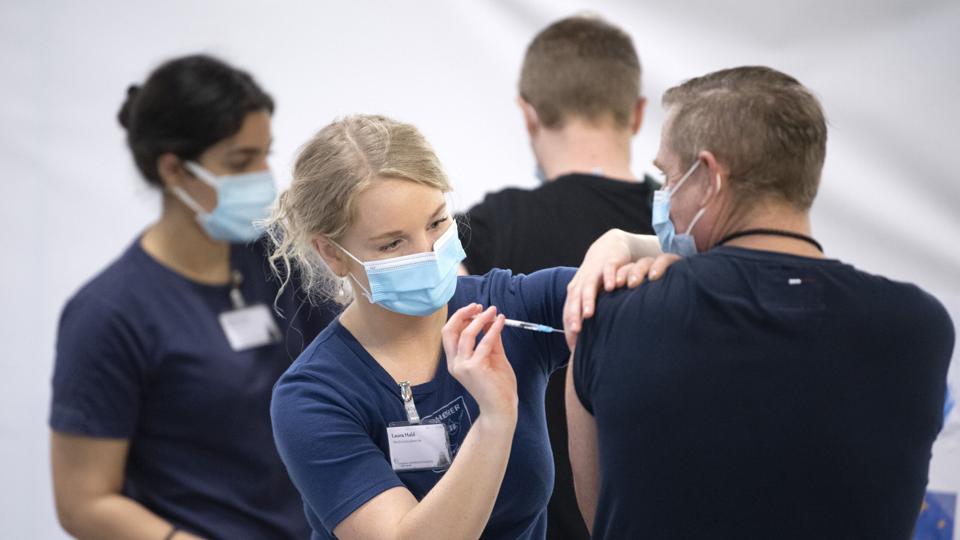 Fredag var der massevaccination over hele landet, blandt andet i Aalborg. Foto: Henrik Louis