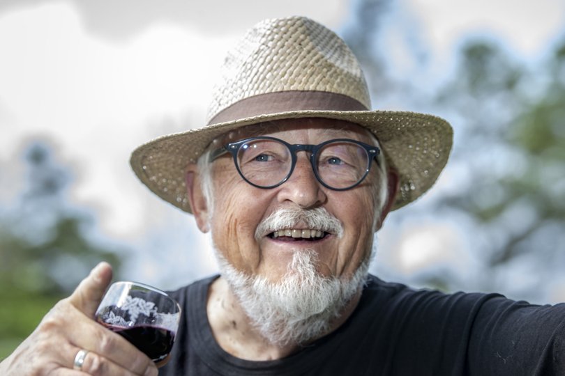 Da Jens Otto Nystrup for mange år siden gik op og ned mellem vinstokke under et besøg i Frankrig, forestillede han sig, hvor dejligt det måtte være, hvis han havde sine egne vinmarker at gå rundt på. Den drøm gik i opfyldelse i 2005.