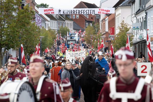 Ud over musikgarden i front deltog 13 sjove udklædte hold deltog i optoget gennem byen, hvor Knæk Cancer Aars ved en publikumsafstemning blev kåret som den sjoveste, og CBS Byg som den flotteste.Foto: Bente Poder