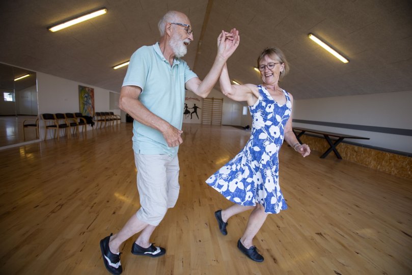 Trin og sving sidder lige i skabet for ægteparret, der efterhånden har mange års erfaring i Sveriges måske populæreste dans. Foto: Martel Andersen <i>Foto: Martél Andersen</i>