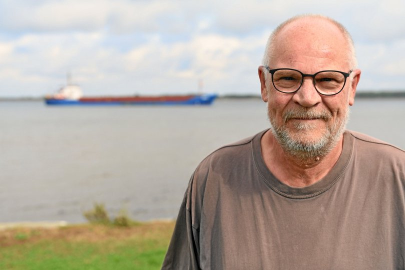 Bent Larsen med det tyske skib Simon B i baggrunden. Pludselig lå det der bare, fortæller han. Foto: Jan Pedersen