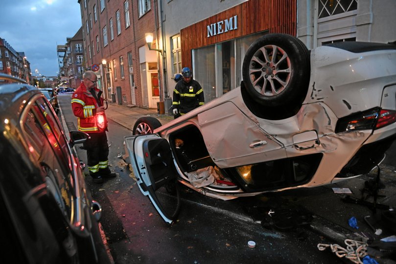 Det så meget voldsomt ud ved uheldet. Her den unge mands bil, der landede på taget. Foto: Jan Pedersen
