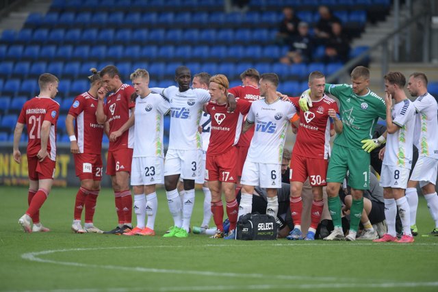Vendsyssel-spillerne dannede fælles front med Lyngby-spillerne, da Wessam Abou Ali skulle behandles på banen. Foto: Bente Poder