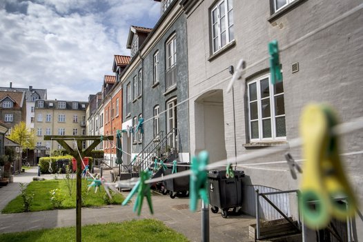 Husene ligger som regel ud til gaden, med mere beskyttede og private grønne friarealer i baggårdene. Foto: Lars Pauli <i>Foto: Lars Pauli</i>