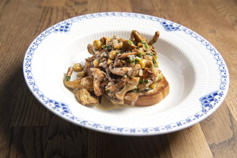 Det fås ikke meget mere hyggeligt end stuvede kantareller på ristet brioche. Foto: Henrik Louis <i>Foto:Henrik Simonsen</i>