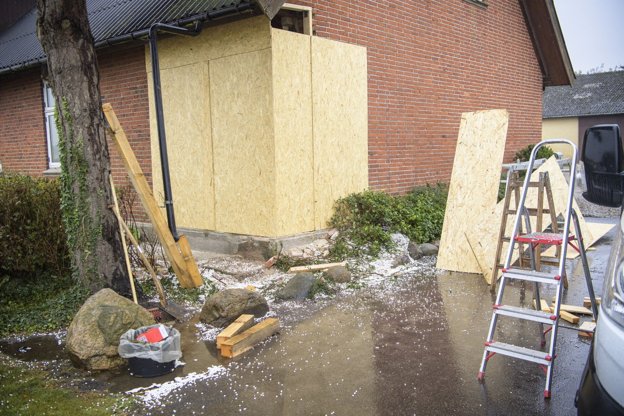 Huset på Aggersundvej tog en del skade, men der er nu sat plader for hullet. Foto: Martin Damgård