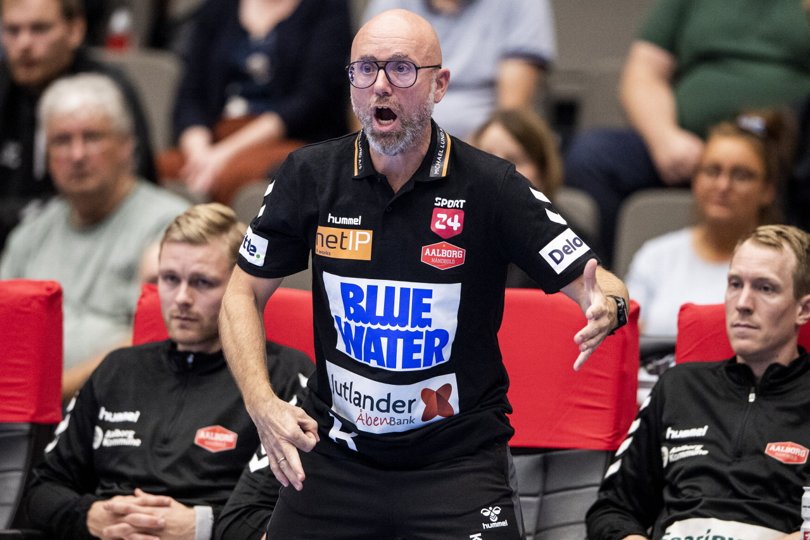 Stefan Madsen må se bort fra Aron Palmarsson, der er skadet i de kommende uger. Foto; Henrik Bo <i>Foto: Henrik Bo</i>