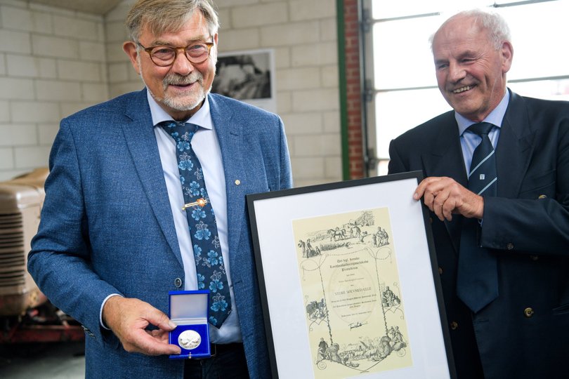 Hans Søndergaard Larsen fik overrakt sølvmedaljen af Troels Holst, vicepræsident for Det Kongelige Danske Landhusholdningsselskab. Foto: Bo Lehm