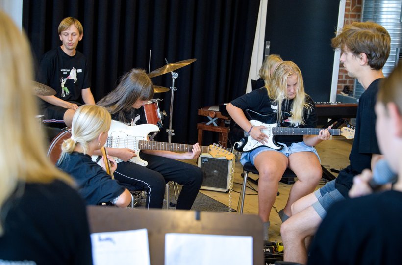 En del af konfliktstoffet er, at leder Bent Hjort har varslet, at lærere kan blive sat ned i tid på grund af, at 20 procent af skolens årsværk er ubesatte. Arkivfoto
