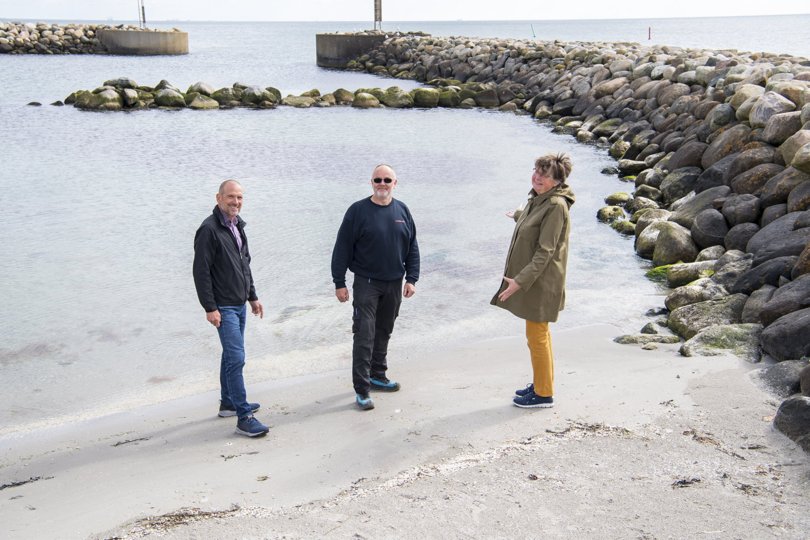 Der er grund til jubel og champagne i Ålbæk. Her er tre medlemmer fra initiativgruppen: Henrik Andersen, Tom Munk og Ulla Mosich. Foto: Kim Dahl Hansen