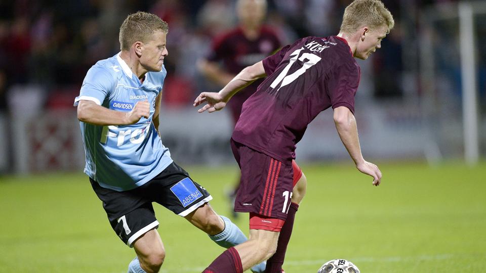 Det var Kasper Kusk, det gik udover, da Daniel Christensen lod temperamentet løbe af med sig. Daniel Christensen fik rødt kort, og Kasper Kusk fik tre point med til Aalborg. Foto: Claus Søndberg <i>Pressefotograf Claus Søndberg</i>