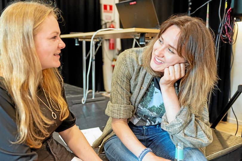 Nataliia Diadora, tv., og Yuliia Sydorova, arbejder henholdsvis hos Leth Beton og på en svinefarm ved Bedsted. De har været i Danmark i flere år og trives her. Foto: Jens Fogh-Andersen