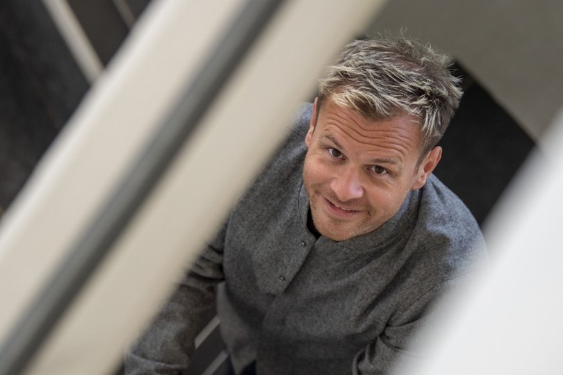 Komikeren Christian Fuhlendorff griner, da han bliver spurgt, om han godt kan lide at være på tværs. Foto: Martél Andersen <i>Foto: Martél Andersen</i>