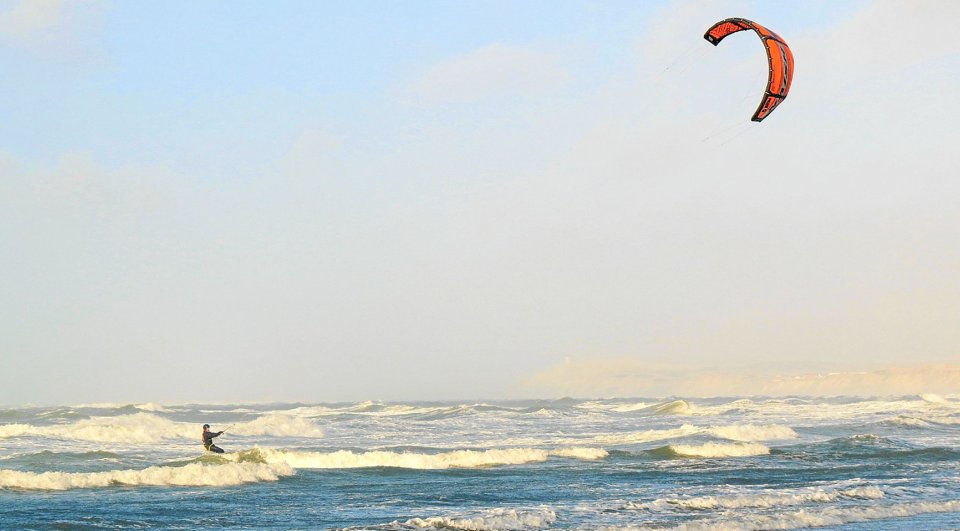 Et ildebefindende menes at være årsag til, at en 59-årig kvinde fra Østrig omkom under kitesurfing ud for Klitmøller. Arkivfoto <i>Kirsten Olsen</i>