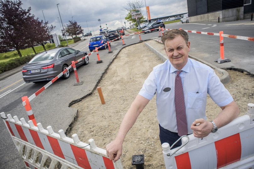 Købmand Anders Mogensen fra Menu i Skalborg har længe været utilfredse med trafikafviklingen i området. Og derfor er han også meget glad for, at der er nu er udsigt til, at Aalborg Kommune vil gøre noget. Arkivfoto: Martin Damgård