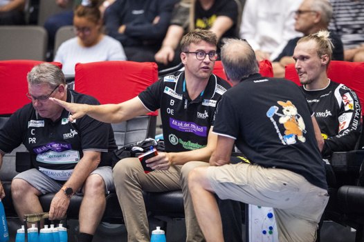 Den tidligere Aalborg Håndbold-målmand Ole Erevik er nu målmandstræner i TMS Ringsted, men hverken han eller cheftræner Christian Dalmose havde nogen modsvar i kampen mod overmagten. Foto: Henrik Bo <i>Foto: Henrik Bo</i>