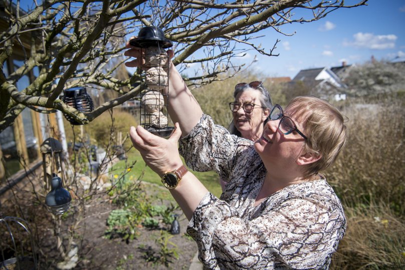 Maria Karen Vestergaard (forrest) har en evne til at føle, om noget er godt eller mindre godt. Da Aalborg Kommune for nylig tilbød hende et ny botilbud, var hun ikke i tvivl - hun ville gerne bo på det nye specialtilbud. Foto: Kim Dahl <i>Foto: Kim Dahl Hansen</i>