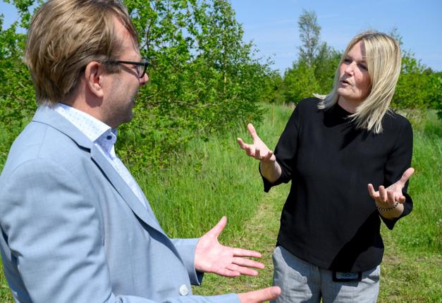 Thomas Leander og Birgit Hansen i dialog om, hvordan kommune og virksomheder kan spille godt sammen om en mere grøn fremtid. 