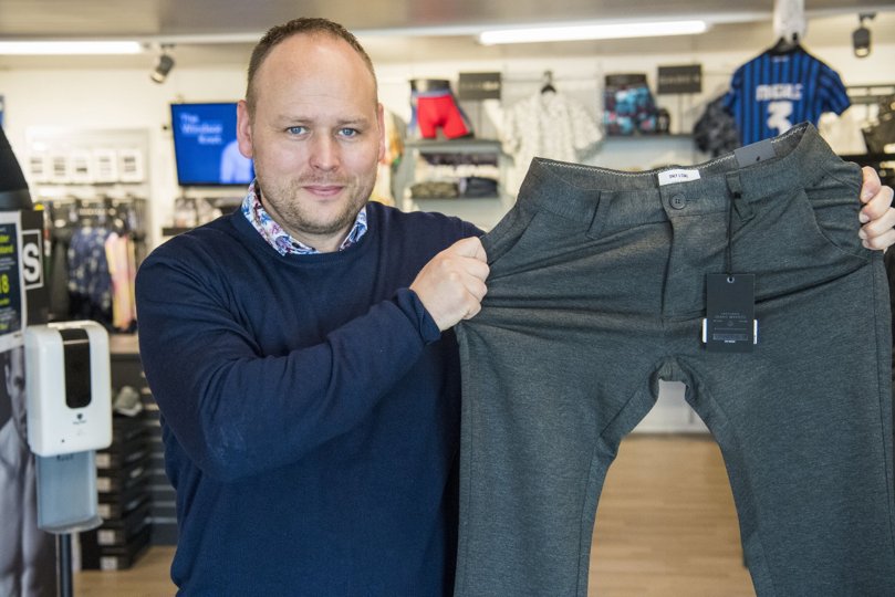 Karsten Høyrup, ejer af tøjbutikken Høyrup i Østervrå og af tøjkurven.dk, med et af de par bukser, striden står om. Foto: Kim Dahl Hansen <i>Foto: Kim Dahl Hansen</i>