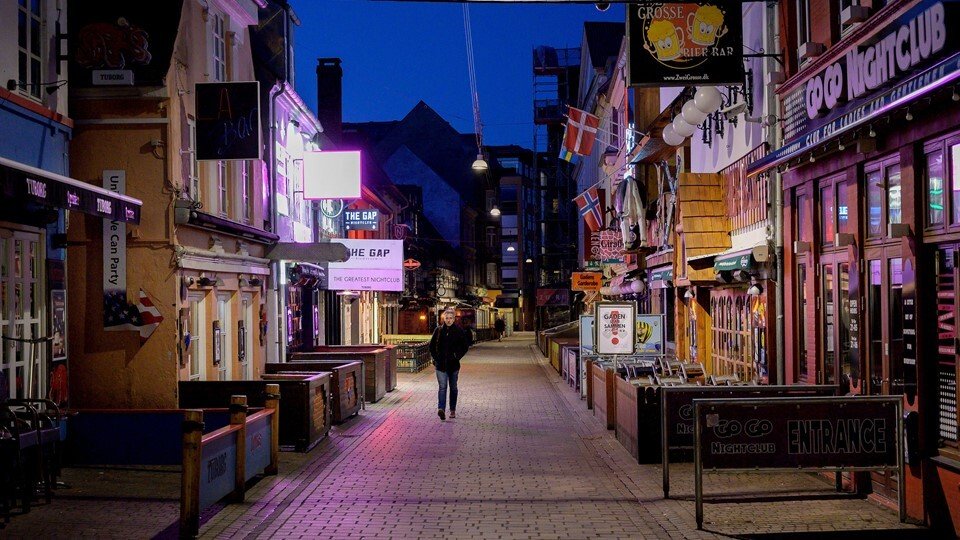 Sådan kommer lørdag aften formodentlig til at se ud i Jomfru Ane Gade efter politikerne besluttede at lukke festgaden. Arkivfoto: Lars Pauli