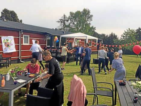 Beboerne på Lounsgården fik det, ligesom de havde drømt om med pølsevogn og besøg af enten Birthe Kjær eller Kandis. Privatfoto