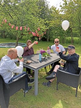 Humøret var højt dagen igennem - og vejret kunne de også dårligt have ønsket sig bedre på Lounsgården. Privatfoto