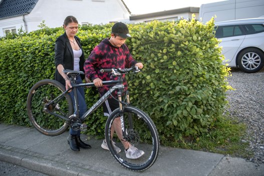 Cyklen måtte bæres hjem til familiens hus. Men det kunne være gået langt værre. Foto: Lars Pauli <i>Foto: Lars Pauli</i>