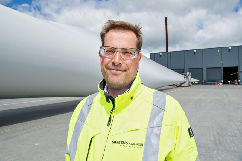 At fremstille vinger til vindmøller kræver masser af arbejdskraft. Alligevel kan fabrikken i Aalborg Øst konkurrere med lavtlønslande. Fabrikschef Peter Birkegaard forklarer hvordan.