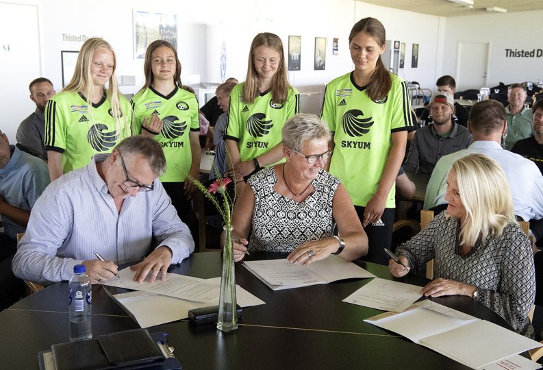 1. maj 2018 satte borgmester Ulla Vestergaard (S), (i midten) forvaltningsdirektør Lars Sloth og direktør Lone Hansen, Team Danmark, deres underskrifter på den første aftale. Nu er den fornyet. Arkivfoto: Peter Mørk