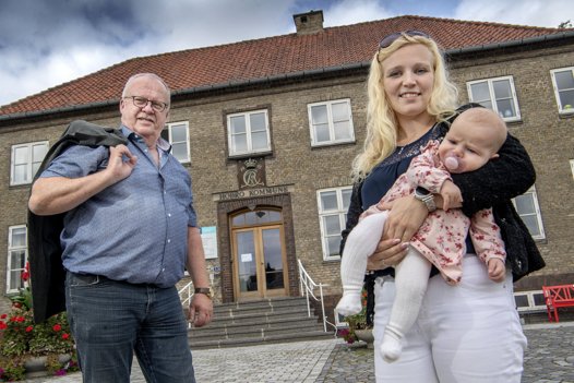 Per de Fries Andreasen er 60 år og har en lang erhvervskarriere bag sig. Emma Houe Mølgaard er 26 år, mor Selina på tre måneder og Oliver på snart seks, og så er hun ved at uddanne sig til sosu-assistent. Foto: Lars Pauli <i>Foto: Lars Pauli</i>
