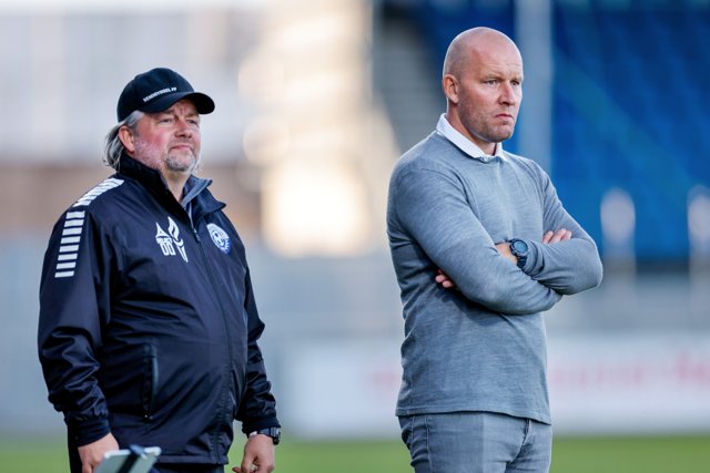 Cheftræner Henrik Pedersen (th.) og assistenttræner David Olsen kan se klare fremskridt i spillet hos Vendsyssel FF. Foto: Henrik Bo