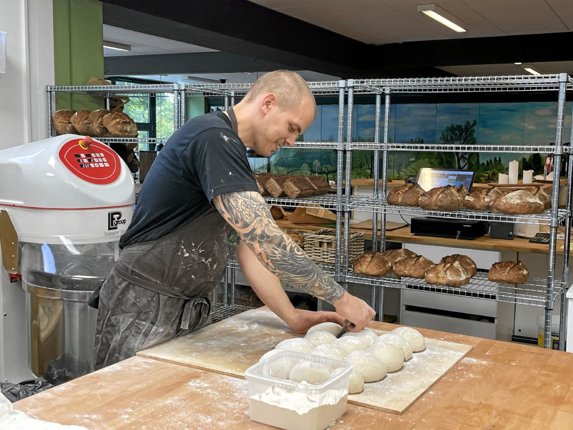 Teit Vestergaard Kjeldsen, indehaver af Bagtanker, i gang med at bage brød. Foto: Jesper Bøss