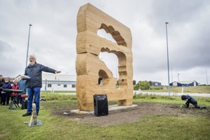 Egetræsskulptur på plads: Nors’ nye Skymåler blev afsløret