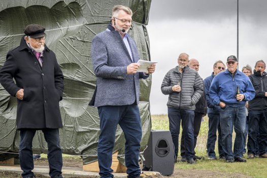 Kmmunalbestyrelsesmedlem Preben Dahlgaard (S) - der selv voksede op i Nors - talte ved skulpturafsløringen. Til venstre Jens Otto Nystrup, formand for en paraplyorganisation for lokale foreninger. Foto: Martin Damgård