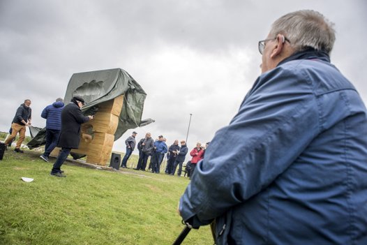 Erland Knudssøn Madsen - med modellen af skulpturen i hånden - fortalte om baggrunden for sin ”Skymåler”, der oprindelig var tænkt som en, lidt større, granitskulptur til Stenbjerg. Foto: Martin Damgård