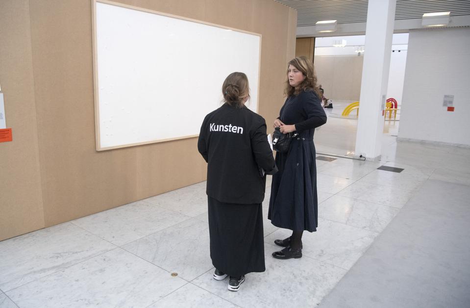 Jens Haanings værk "Take the money and run" vakte stor opsigt, da kunstmuseet Kunsten modtog det 2021. Det var en tom billedramme. <i>Arkivfoto:  Henrik Simonsen</i>