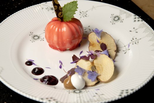 Smuk og velvoksen dessert primært på æble og chokolade. <i>Foto:Henrik Simonsen</i>