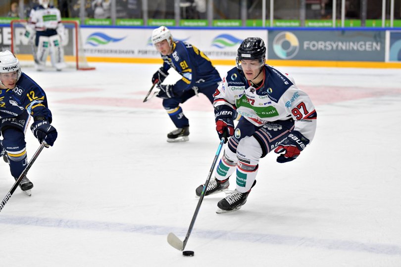 Oliver Anker og Frederikshavn White Hawks havde en svær aften mod et godt spillende Herning-hold, der vandt i Frederikshavn. Foto: Bente Poder