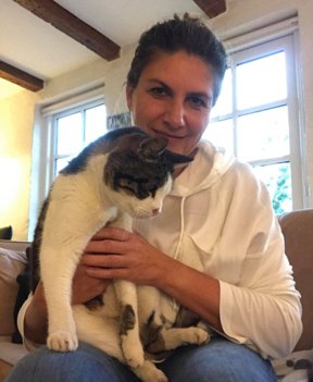 Birgitte med sin tilbagevente kat, Tom, i favnen. Foto: Privatfoto