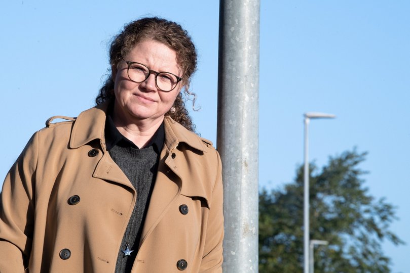 Brith Lund Jørgensen går sin faste morgentur sammen med sin hund klokken 5 om morgenen - men det kniber med, at hun kan se, hvor hun går. <i>Foto: Henrik Bo</i>