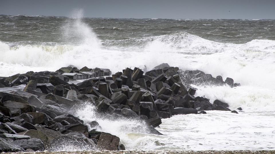 Kraftig blæst og skumsprøjt ved Agger torsdag formiddag. Foto: Peter Mørk <i>Peter Mørk</i>