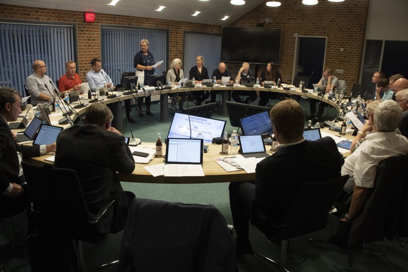Medlemmerne af Thisted Kommunalbestyrelse har pladser andre steder en ved kommunalbestyrelsens mødebord. Nu skal det afklares, hvilke eksterne poster som skal bevares og hvilke der kan opgives. Arkivfoto: Peter Mørk
