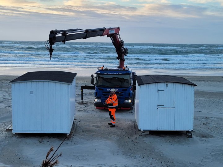 Tirsdag aften er LL Transport i fuld gang med at flytte badehusene i Blokhus væk fra stranden. Privatfoto